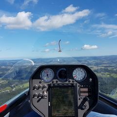 Flugwegposition um 10:28:29: Aufgenommen in der Nähe von Gemeinde Alberndorf in der Riedmark, Österreich in 1037 Meter
